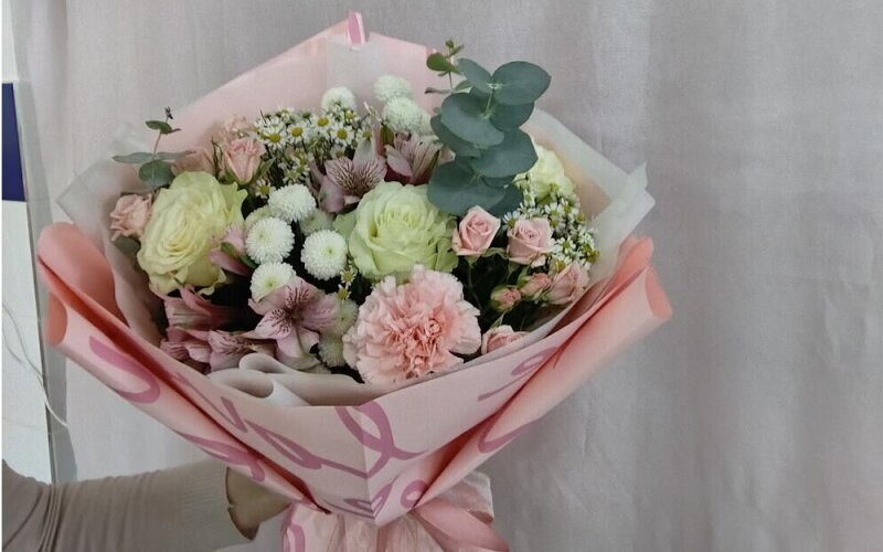 Букет из роз, альстромерии, эвкалипта, хризантемы и танацетума