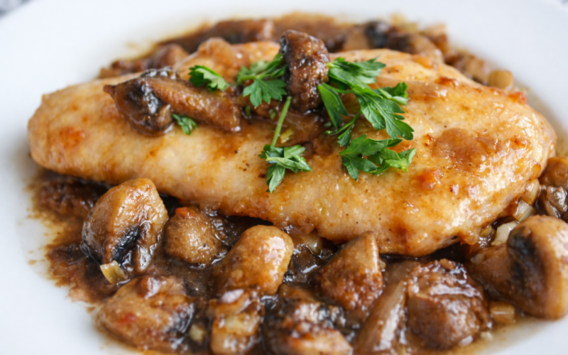 Куриный стейк с грибным соусом