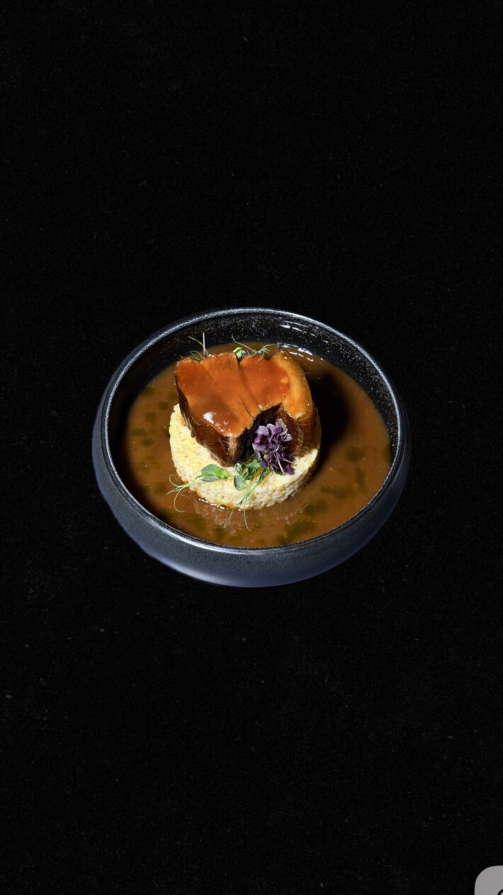 Свиная грудинка на подушке из булгура и авторским соусом