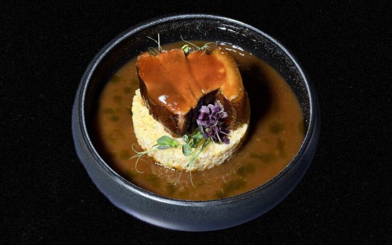 Свиная грудинка на подушке из булгура и авторским соусом