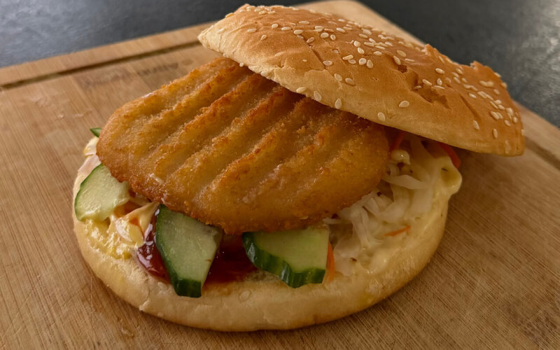 Бургер с куриной котлетой