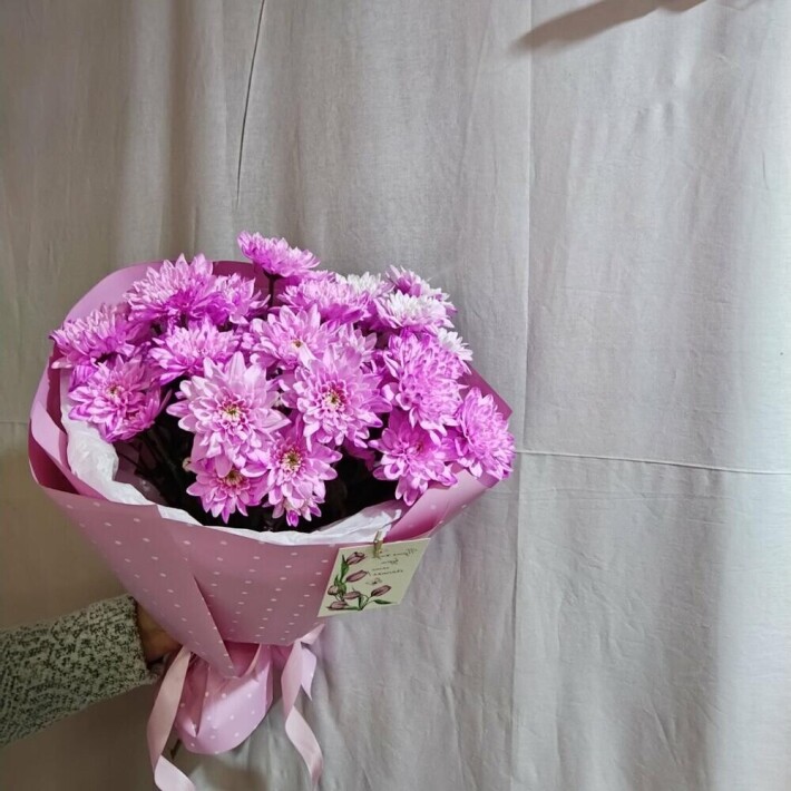 Букет из розовой хризантемы