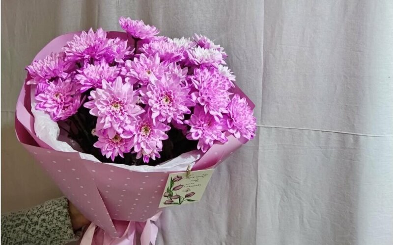 Букет из розовой хризантемы