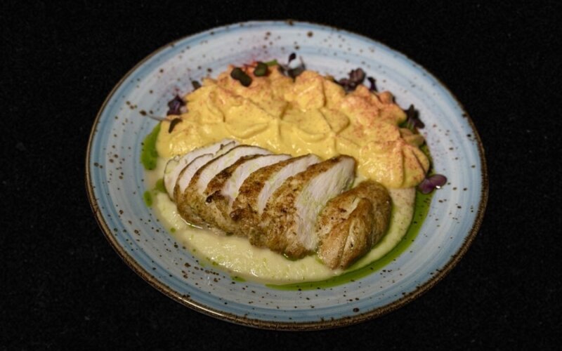 Куриное филе с тыквенно-апельсиновым соусом и луковым пюре