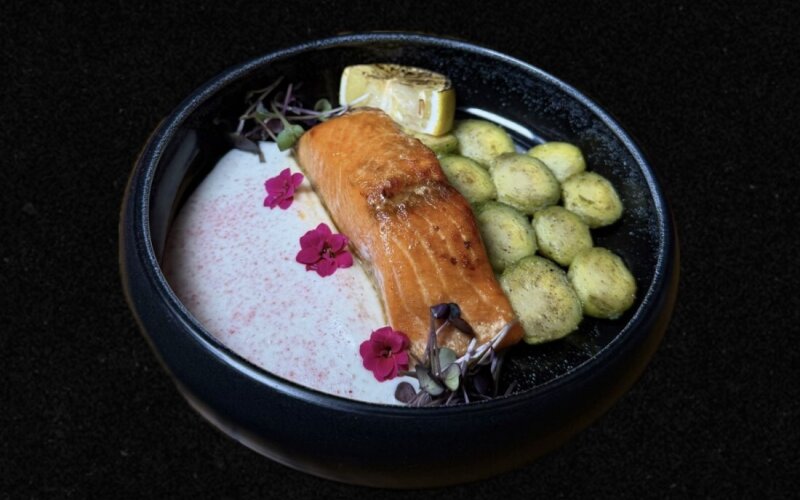 Стейк из форели с брюссельской капустой и белым соусом