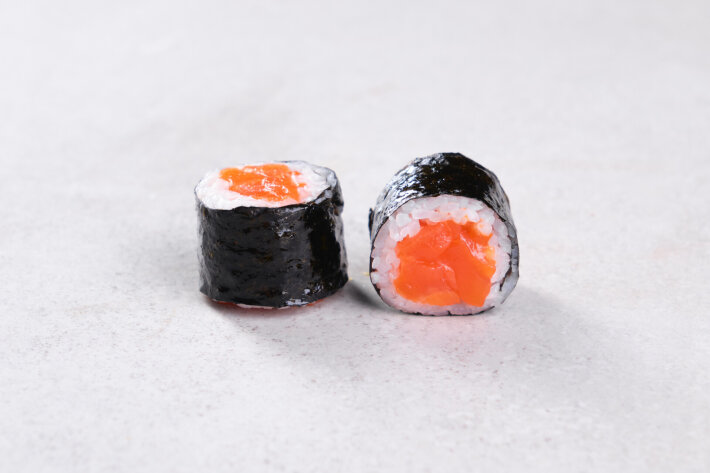 Мини ролл с лососем
