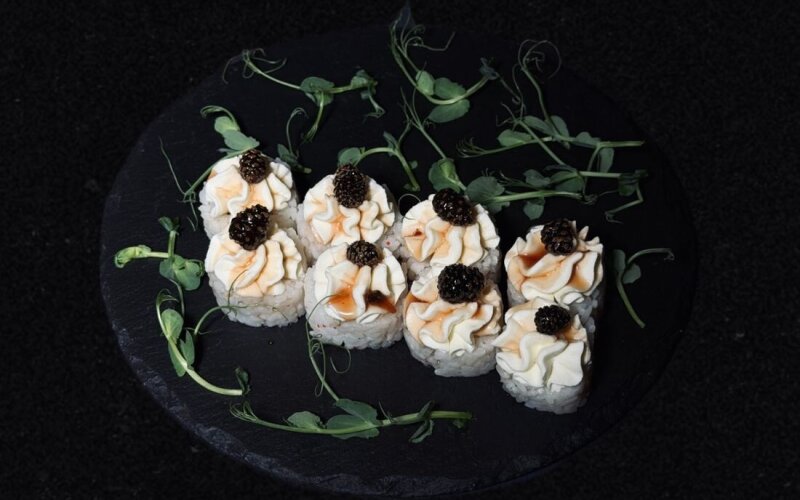 Ролл с сосновой шишкой