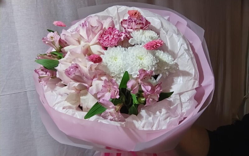 Букет из хризантем, розы и альстромерий