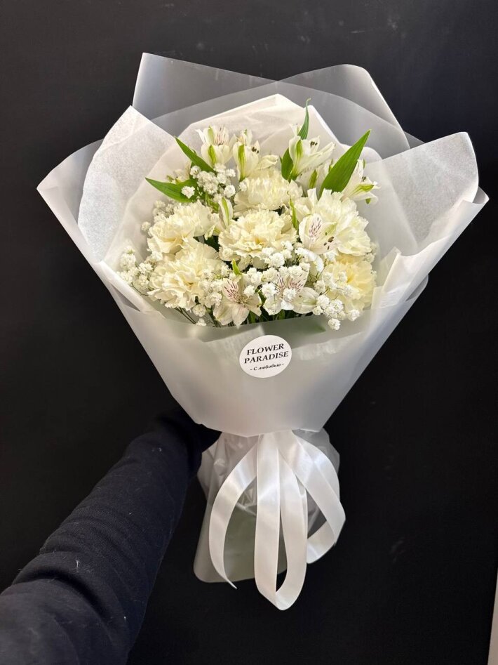 Букет с диантусами, гипсофилой и альстромерией