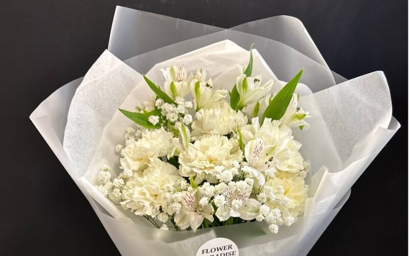 Букет с диантусами, гипсофилой и альстромерией