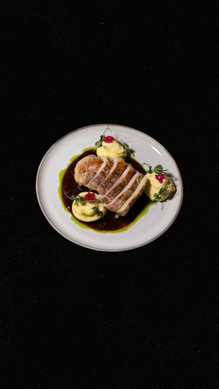 Стейк из свинины с соусом Демиглас и картофельным пюре