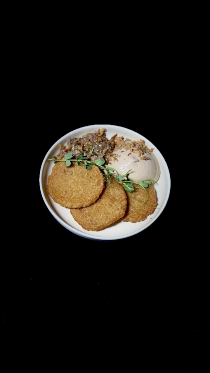 Драники с рваной свининой и грибным соусом