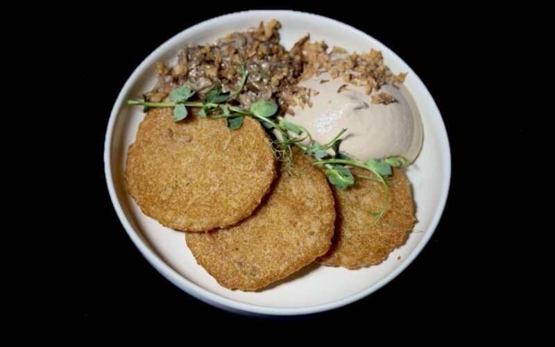 Драники с рваной свининой и грибным соусом