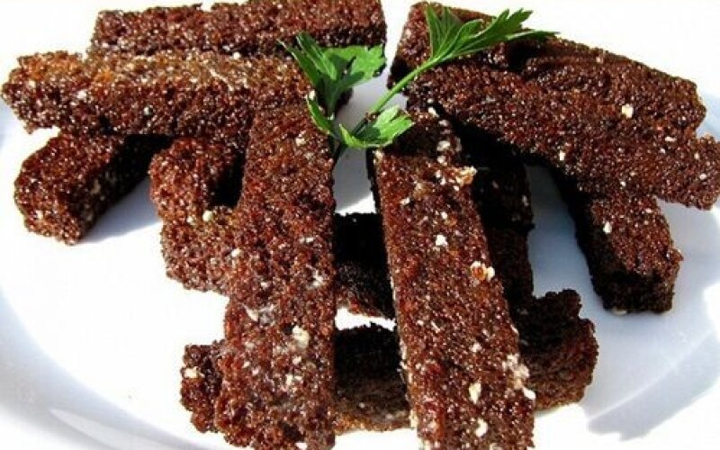 Сухари с чесночным и сырным соусом