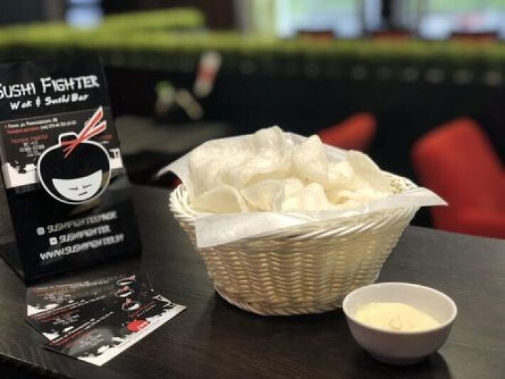 Креветочные чипсы с соусом