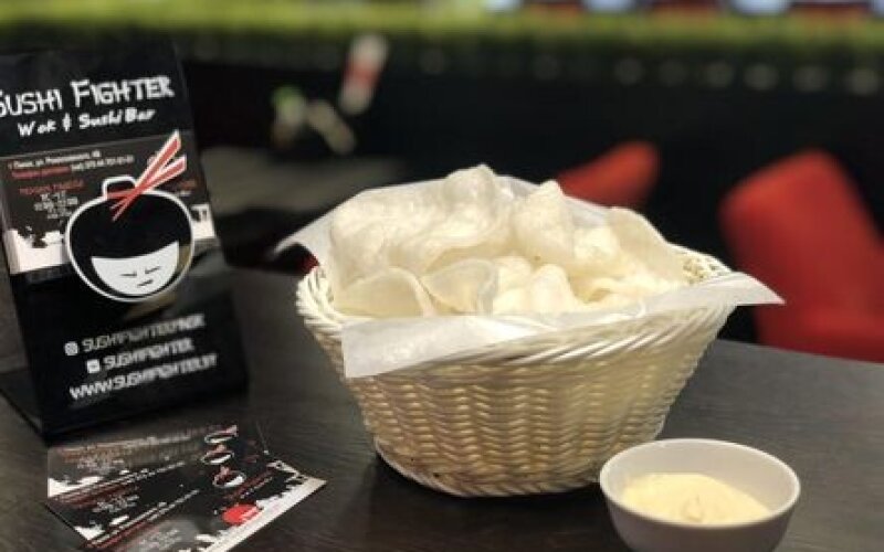 Креветочные чипсы с соусом