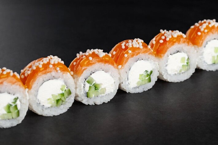 Филадельфия с соусом из манго