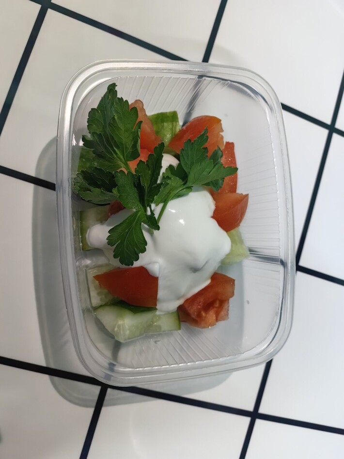 Салат овощной со сметаной