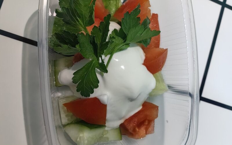 Салат овощной со сметаной