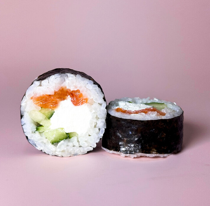 Ролл «Маки с лососем и огурцом»