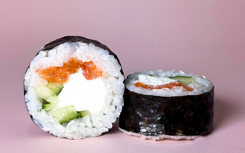 Ролл «Маки с лососем и огурцом»