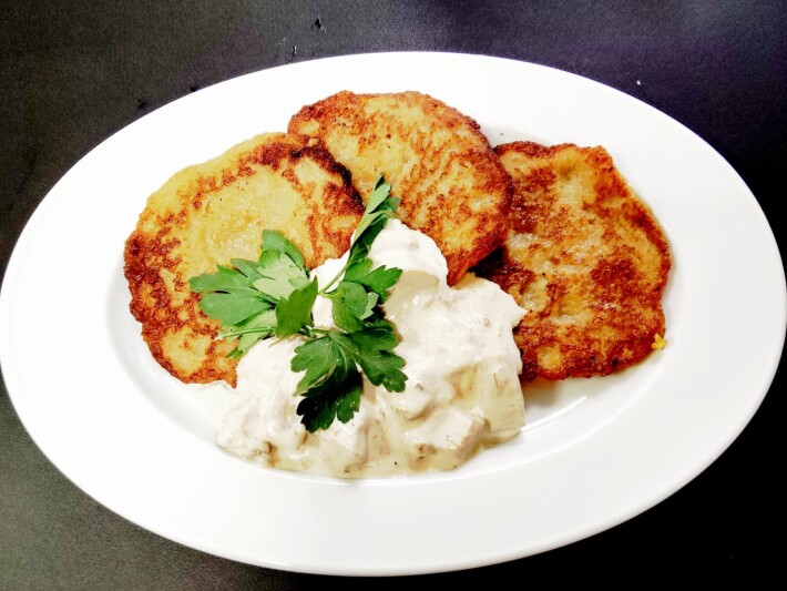 Драники с соусом из белых грибов