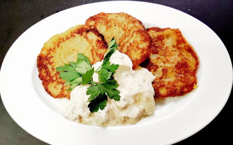 Драники с соусом из белых грибов