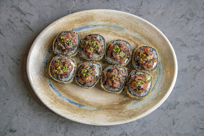 Жареный ролл с тунцом и соусом «Спайси»