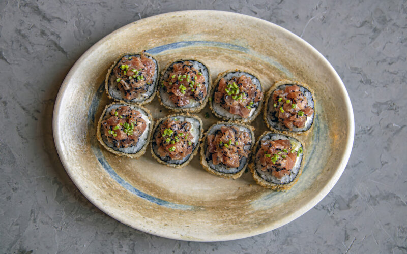 Жареный ролл с тунцом и соусом «Спайси»