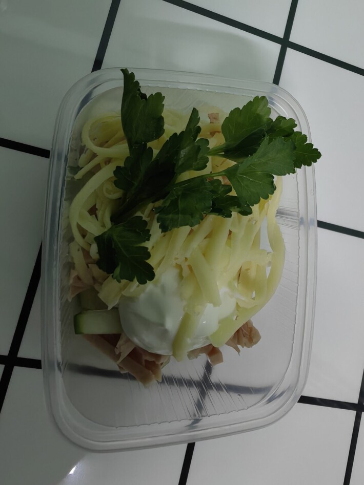 Салат овощной с ветчиной