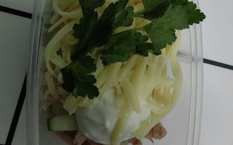 Салат овощной с ветчиной