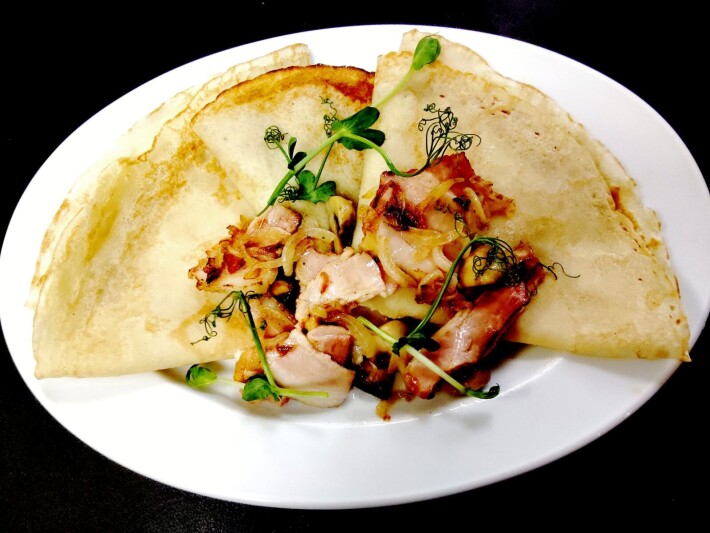 Блинчики с беконом и грибами