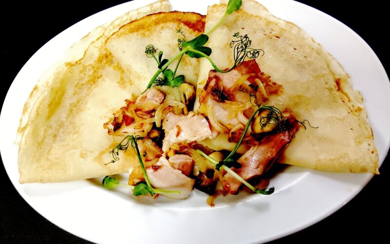 Блинчики с беконом и грибами