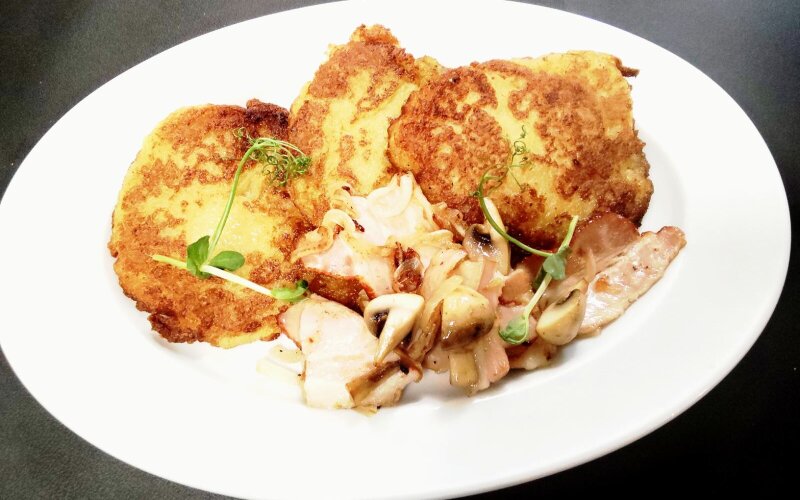 Драники с грудинкой и грибами