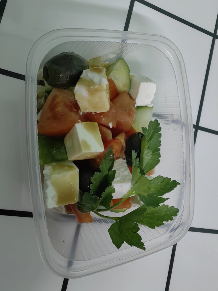 Салат овощной с сыром