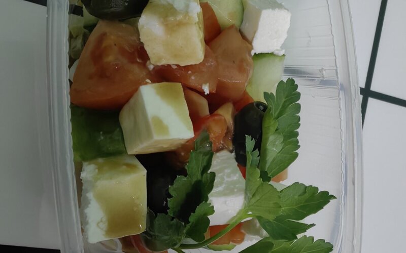 Салат овощной с сыром