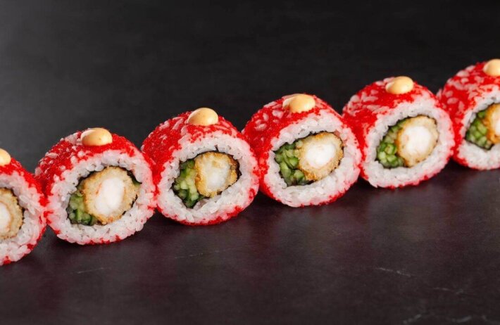 Пикантный ролл с темпурной креветкой и огурцом