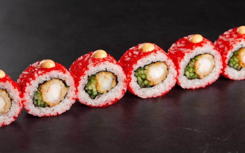 Пикантный ролл с темпурной креветкой и огурцом