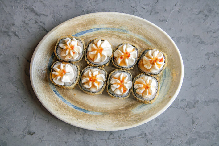 Жареный ролл с креветкой и сыром