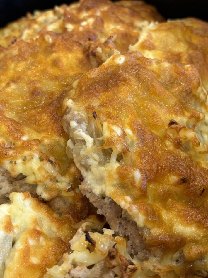Отбивная из свинины с луком и сыром