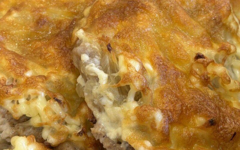 Отбивная из свинины с луком и сыром
