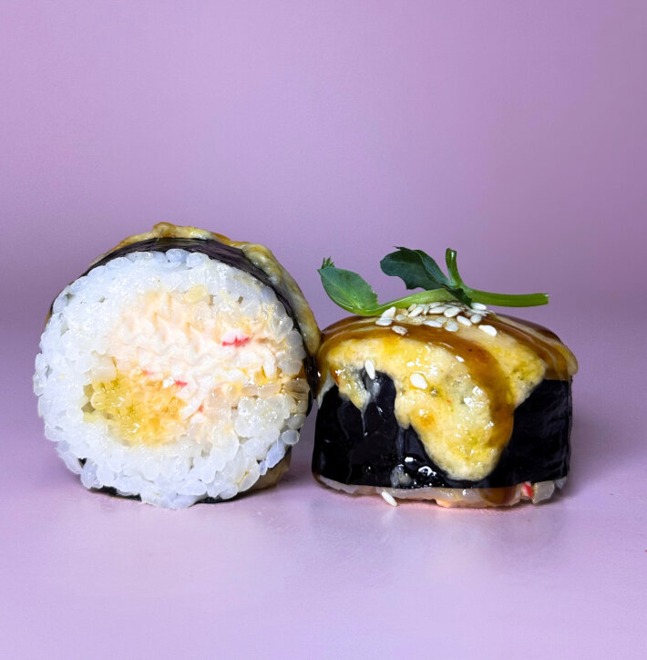 Запеченный ролл с крабом и пармезаном