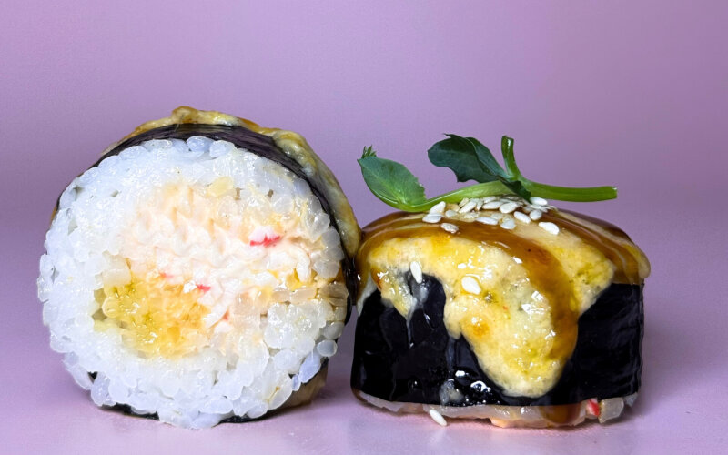 Запеченный ролл с крабом и пармезаном