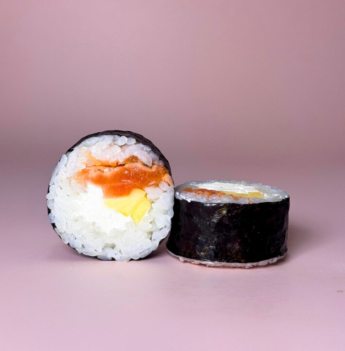 Ролл «Маки с опаленным лососем и манго»