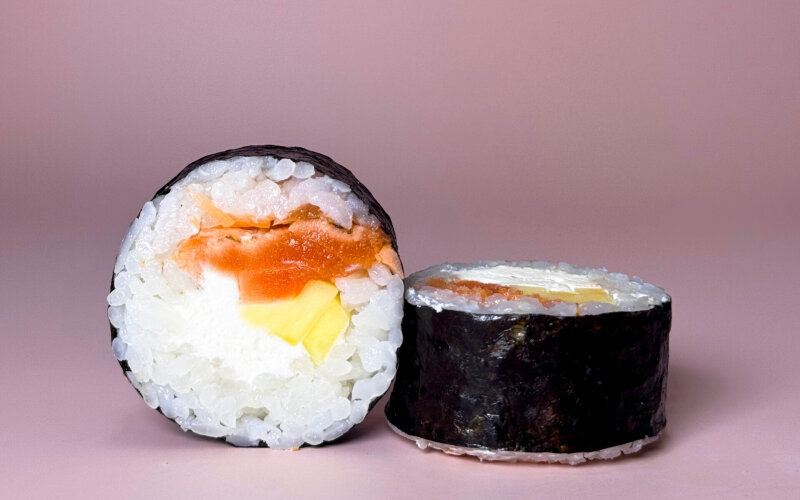 Ролл «Маки с опаленным лососем и манго»