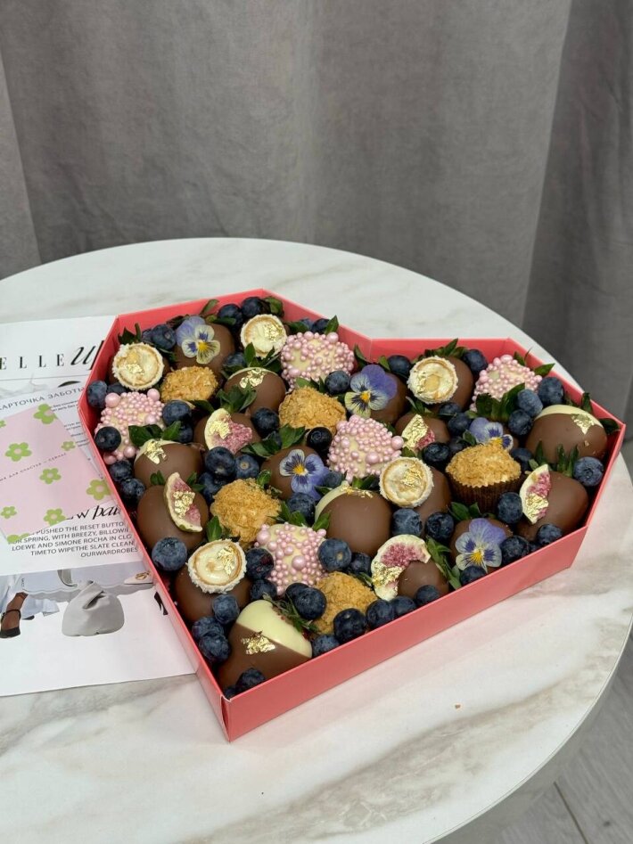 Сердце с клубникой в шоколаде (предзаказ за 2 часа)