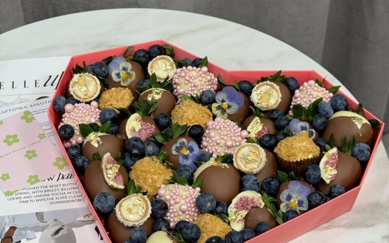 Сердце с клубникой в шоколаде (предзаказ за 2 часа)