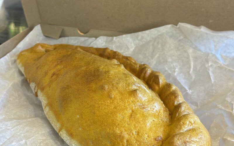 Кальцоне с курицей и грибами