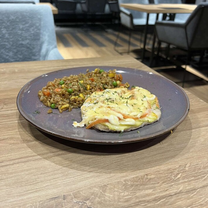 Филе птицы, запеченное с цукини и помидором