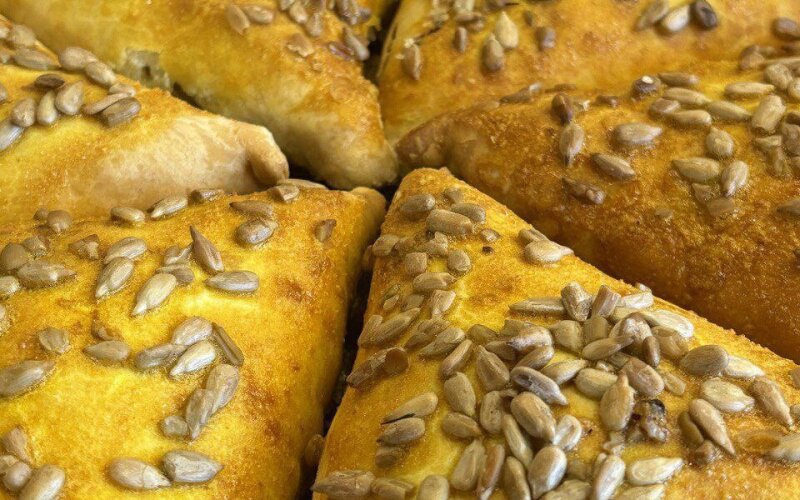 Самса с курицей и помидором